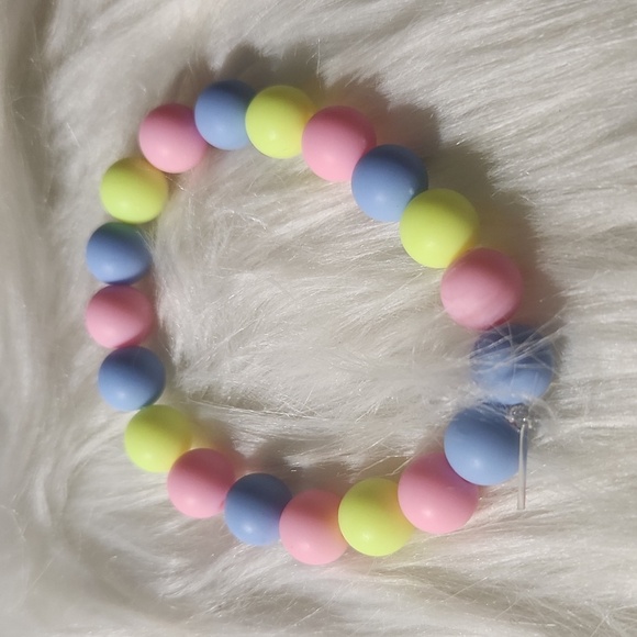 Handcrafted beaded bracelet made on a stretchy cord - Picture 2 of 4